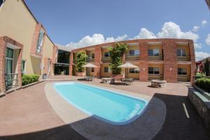 a large swimming pool in front of a building at Hotel Camino de Piedra in Guanajuato