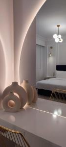 A bed or beds in a room at atoll 'Paris-Alexandre'