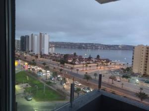 einen Blick aus dem Fenster einer Stadt mit einer Straße in der Unterkunft Hermoso Departamento, playa La Herradura, Coquimbo in Coquimbo