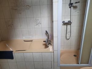 Phòng tắm tại Le Castel - Dormir Comme à La Maison -