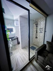uma vista para um quarto com um chuveiro e um sofá em J&S Apartments em Niš