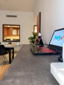 un computer portatile seduto sopra un bancone di Grays Hostel By Haly a Dubai