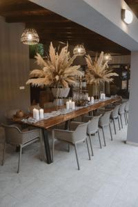 巴尼亞盧卡的住宿－Villa Pampas，一张长桌,房间带椅子和蜡烛