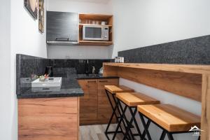 Kuchyň nebo kuchyňský kout v ubytování J&S Apartments