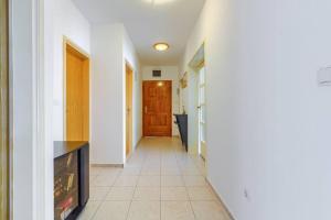 pasillo con paredes blancas y puerta de madera en Apartment Filomena en Podstrana