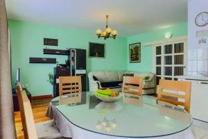 una sala de estar con una mesa con un bol de fruta. en Apartment Filomena en Podstrana