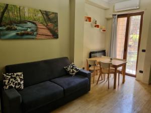 una sala de estar con un sofá y una mesa en RED ROSE, en Roma