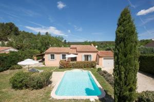 willa z basenem przed domem w obiekcie Villa piscine Lou Pitchoun w mieście Saint-Saturnin-lès-Apt