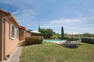 Bazén v ubytovaní Villa piscine Lou Pitchoun alebo v jeho blízkosti