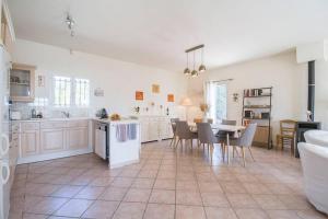 Kuchnia lub aneks kuchenny w obiekcie Villa piscine Lou Pitchoun