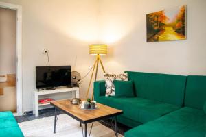 sala de estar con sofá verde y mesa en Authentic House, en Izmir