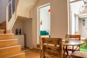 een kamer met een tafel en stoelen en een trap bij Authentic House in Izmir