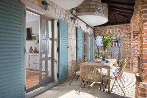 Un patio al aire libre con mesa y sillas. en Villa Mint, en Sveti Lovreč Pazenatički