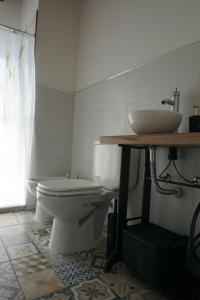 a bathroom with a white toilet and a sink at Cabaña Molle by Lugar in El Manzano