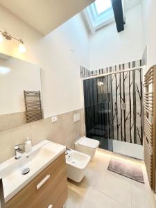 ein Bad mit einem Waschbecken, einem WC und einer Dusche in der Unterkunft Isola in Rapallo