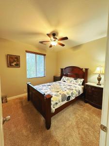 een slaapkamer met een bed en een plafondventilator bij Cozy and comfortable #201 Room in Corona