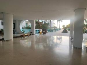 un gran vestíbulo vacío con una mesa en un edificio en Apartamento morros 922, en Cartagena de Indias
