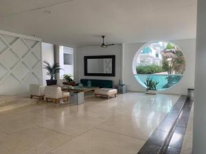 sala de estar con mesa, sillas y espejo en Apartamento morros 922, en Cartagena de Indias