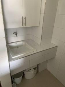 Baño blanco con lavabo y aseo en Apartamento morros 922, en Cartagena de Indias