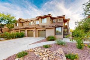 ein großes Haus mit Auffahrt in der Unterkunft Vistoso Golf Casitas II #209 in Oro Valley