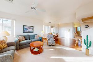 ein Wohnzimmer mit Sofa und Tisch in der Unterkunft Vistoso Golf Casitas II #209 in Oro Valley