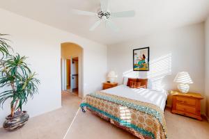 ein Schlafzimmer mit einem Bett und einem Deckenventilator in der Unterkunft Vistoso Golf Casitas II #209 in Oro Valley + 18 Fotos