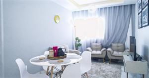 a living room with a white table and chairs at Sofisticado, NOVO e Moderno! 303B in Petrolina