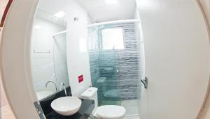 uma casa de banho com um lavatório, um WC e um espelho. em Sofisticado, NOVO e Moderno! em Petrolina