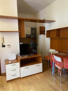 Una cocina y un comedor con una mesa y un televisor. en In The Heart Of Turin Air-conditioning, en Turín