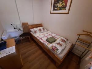 a small bedroom with a small bed with a pillow at Kirchenwirt in Kaumberg