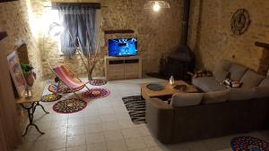 Televízia a/alebo spoločenská miestnosť v ubytovaní VILLA RIVIERE
