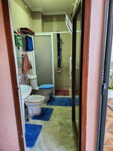 een badkamer met 2 toiletten en een douche bij Tanger méditerranée in Tanger +8 foto's