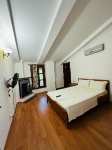 um quarto grande com uma cama e uma lareira em village house kazdağları otel & restaurant em Edremit