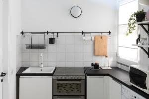 Una cocina o zona de cocina en Xenia Apartments - Moderno appartamento in Fondazione Prada