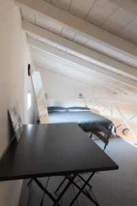 Habitación con 2 camas y mesa. en Xenia Apartments - Moderno appartamento in Fondazione Prada, en Milán
