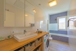 Un baño con lavabo y lavadora. en La Reserva Bajo E, en Tarifa 61 fotos más