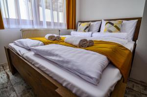 Postel nebo postele na pokoji v ubytování Kossuth Vendégház