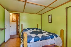 Llit o llits en una habitació de Serene Green Forest Hideaway with Spacious Yard