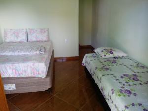 a room with two beds at Pouso dos Sonhos Suítes Lapinha da Serra in Santana do Riacho