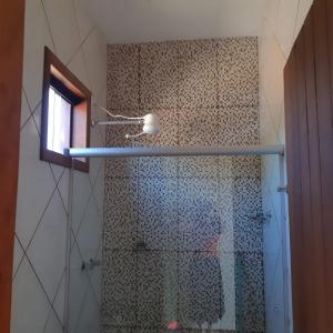 y baño con ducha. en Pouso dos Sonhos Suítes Lapinha da Serra en Santana do Riacho