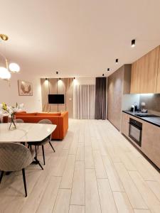 un ampio soggiorno con tavolo e cucina di Solis Apartments Bol a Bol