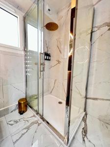 y baño con ducha y puerta de cristal. en Palais 5min Luxury&Cinema Studio en Cannes
