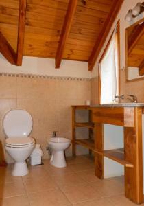 uma casa de banho com um WC e um lavatório em Cabaña Los Amancays em Villa La Angostura