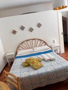 a bedroom with a bed with a blue quilt at Menichetta 4 posti Bilo con piscina gratuita dall' 11 Luglio al 31 Agosto in Vulcano