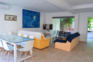 un soggiorno con letto, tavolo e sedie di Sancti Petri House a Chiclana de la Frontera