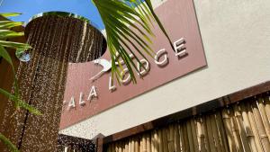 un cartel en el costado de un edificio en Tala Lodge Bonaire, en Kralendijk