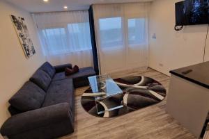 ein Wohnzimmer mit einem Sofa und einem Tisch in der Unterkunft Paradise Flat Great Top View in Coventry