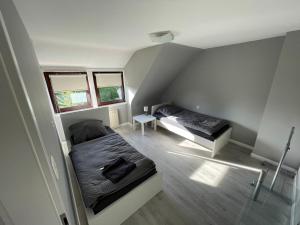 um pequeno quarto com 2 camas e uma janela em City Apartment Bremen em Bremen