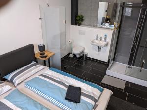 Koupelna v ubytování BUSINESS-MOTEL free WiFi & massage, air-con, XXL-Parking