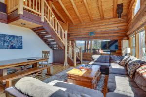 sala de estar con sofá y mesa en Grand Lake Cabin with Direct Access to Rocky Mtn NP! en Grand Lake
